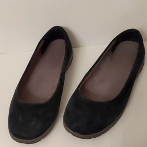Duluth Trading Co. Black suede flats. 8 1/2M